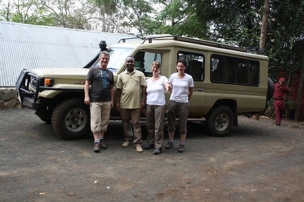 Gruppenfoto vor dem Safariauto