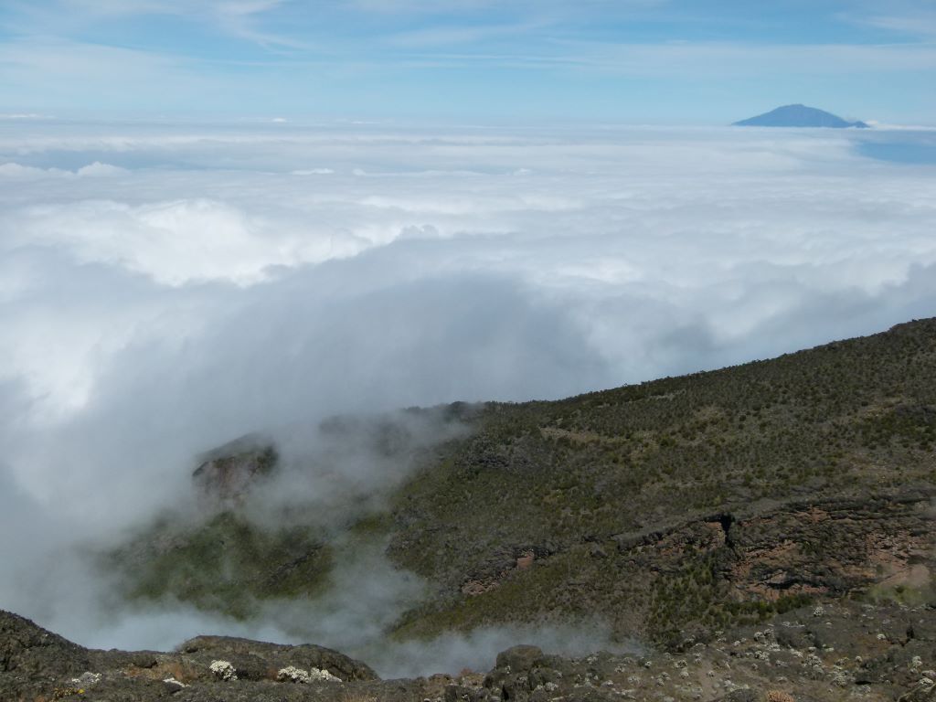 Wolkendecke um den Gipfel des Kilimanjaro
