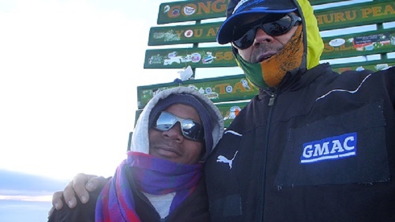 Paar auf dem Gipfel des Kilimandscharo