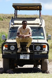 Geofrey sitzt auf Safariauto