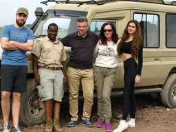 Gruppenfoto vor dem Safariauto