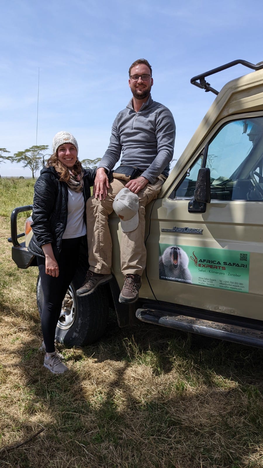 Franziska und Herbert vor dem Safariauto
